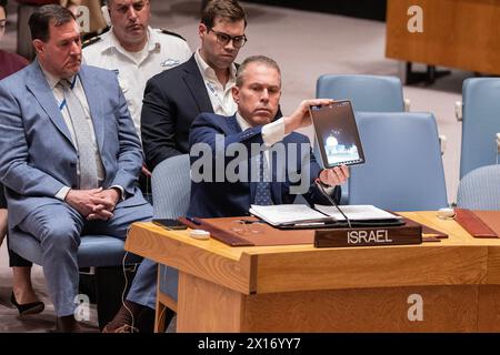 New York, New York, USA. April 2024. Botschafter Gilad Erdan von Israel spricht während eines Videos über einen iranischen Angriff, der während einer Notsitzung des Sicherheitsrates über die Lage im Nahen Osten im UN-Hauptquartier in New York über die Al-Aqsa-Moschee in Jerusalem abgestoßen wurde. Das Treffen wurde auf Ersuchen der israelischen Mission nach einem beispiellosen Angriff Irans auf Israel aus dem Iran, dem Irak und dem Jemen mit Drohnen, Kreuzfahrtschiffen und ballistischen Raketen einberufen. 99 % von ihnen wurden von der israelischen Luftverteidigung und mit Hilfe von US-Truppen in der Region abgeschossen. (Kreditbild: © Le Stockfoto