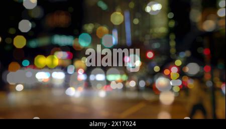 Bild des Straßenverkehrs in der Stadt bei Nacht mit verschwommenen Stadtlichtern und farbenfrohen Lichtpunkten im Stockfoto