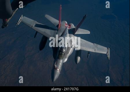 Yuma, Usa. April 2024. Ein F/A-18C Hornet-Kampfflugzeug des U.S. Marine Corps, das den Checkerboards der Marine Fighter Attack Squadron 312 zugeordnet ist, bricht ab, nachdem er am 9. April 2024 in Arizona, USA von einem Stratotanker der U.S. Air Force KC-135 getankt wurde. Quelle: SRA Haiden Morris/US Air Force/Alamy Live News Stockfoto