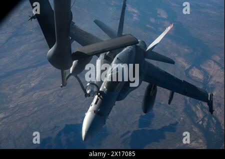 Yuma, Usa. April 2024. Ein F/A-18C Hornet Kampfflugzeug des U.S. Marine Corps, das den Checkerboards der Marine Fighter Attack Squadron 312 zugeordnet ist, wird von einem Stratotanker der U.S. Air Force KC-135 über der Wüste am 9. April 2024 in Arizona, USA betankt. Quelle: SRA Haiden Morris/US Air Force/Alamy Live News Stockfoto