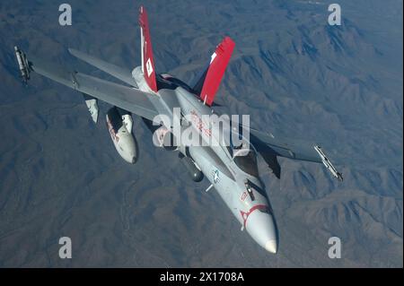 Yuma, Usa. April 2024. Ein F/A-18C Hornet-Kampfflugzeug des U.S. Marine Corps, das den Checkerboards der Marine Fighter Attack Squadron 31 zugeordnet ist, bricht ab, nachdem er am 9. April 2024 in Arizona, USA von einem Stratotanker der U.S. Air Force KC-135 getankt wurde. Quelle: SRA Haiden Morris/US Air Force/Alamy Live News Stockfoto