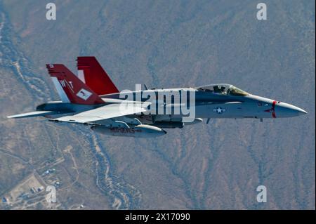 Yuma, Usa. April 2024. Ein F/A-18C Hornet-Kampfflugzeug des U.S. Marine Corps, das den Checkerboards der Marine Fighter Attack Squadron 31 zugeordnet ist, bricht ab, nachdem er am 9. April 2024 in Arizona, USA von einem Stratotanker der U.S. Air Force KC-135 getankt wurde. Quelle: SRA Haiden Morris/US Air Force/Alamy Live News Stockfoto