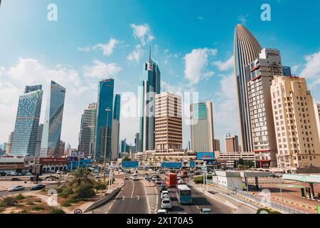 Wolkenkratzer im Geschäftsviertel von Kuwait City, vor allem Al Hamra Tower (höchster) und NBK Tower (oval) Stockfoto