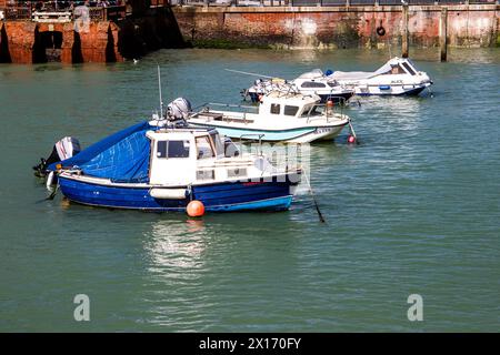 Kleine Boote im Hafen von Folkestone. Stockfoto