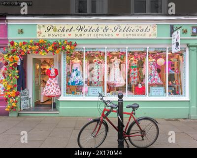 Pocket Watch & Petticoats Bekleidungsgeschäft, Cambridge, England. Stockfoto