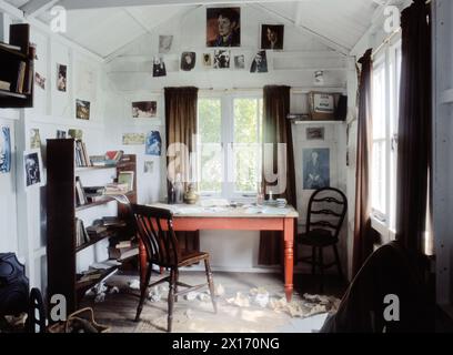 Das Innere des Schreibschuppen, Dylan Thomas' Bootshaus mit Blick auf die Mündung, wo der Fluss TAF in die Carmarthen Bay bei Laugharne mündet. Stockfoto