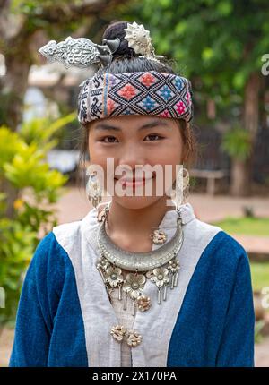 Porträt einer jungen laotischen Frau in traditioneller Kleidung, Luang Prabang, Laos Stockfoto