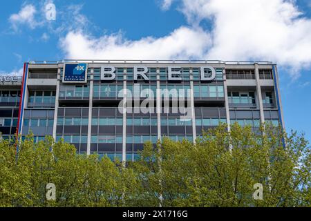 Außenansicht des Hauptquartiers der BRED Banque Populaire. BRED ist eine französische Genossenschaftsbank, die zur BPCE-Gruppe in Paris gehört Stockfoto