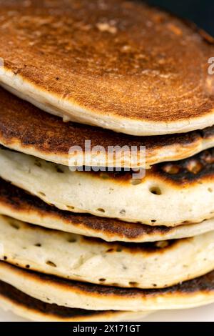 Köstliche frisch zubereitete Pfannkuchen mit Honig, süßer Bienenhonig auf Milchpfannkuchen Stockfoto