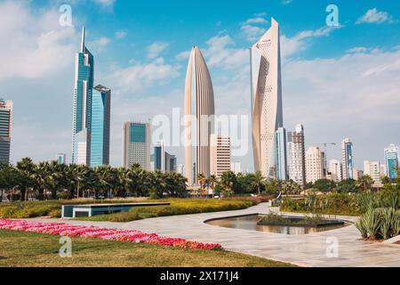 Wolkenkratzer im Geschäftsviertel von Kuwait City, vor allem Al Hamra Tower (höchster) und NBK Tower (oval), wie vom Al Shaheed Park aus gesehen Stockfoto