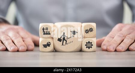 Holzblöcke mit Symbol für Weiterbildungskonzept Stockfoto