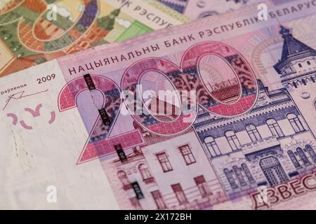 Weißrussische Bargeld in 100 und 200 Rubel, hundertzweihundert Rubel in Belarus Stockfoto