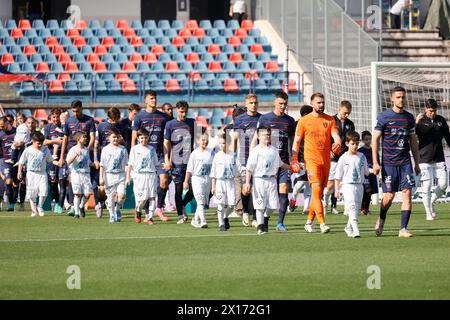 Cosenza, Italien. April 2024. Stadio San Vito-Marulla Teameinstieg während des Spiels Cosenza gegen Palermo im Stadion San Vito-Marulla, Serie BKT. Alle Rechte vorbehalten. Italien (Francesco Farina/SPP) Francesco Farina (FRANCESCO FARINA/SPP) Credit: SPP Sport Press Photo. /Alamy Live News Stockfoto