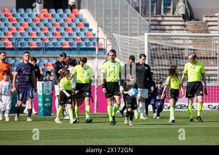 Cosenza, Italien. April 2024. Stadio San Vito-Marulla Teameinstieg während des Spiels Cosenza gegen Palermo im Stadion San Vito-Marulla, Serie BKT. Alle Rechte vorbehalten. Italien (Francesco Farina/SPP) Francesco Farina (FRANCESCO FARINA/SPP) Credit: SPP Sport Press Photo. /Alamy Live News Stockfoto