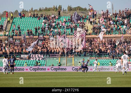 Cosenza, Italien. April 2024. Stadio San Vito-Marulla Fans von Palermo schwenken Flaggen während des Spiels von Cosenza gegen Palermo im Stadion San Vito-Marulla, Serie BKT. Alle Rechte vorbehalten. Italien (Francesco Farina/SPP) Francesco Farina (FRANCESCO FARINA/SPP) Credit: SPP Sport Press Photo. /Alamy Live News Stockfoto