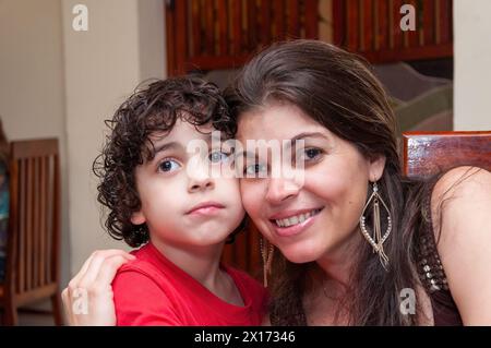 Mutter und Sohn. Porträt echter Kubaner Stockfoto