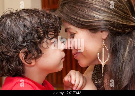 Mutter und Sohn. Porträt echter Kubaner Stockfoto