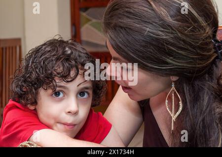 Mutter und Sohn. Porträt echter Kubaner Stockfoto