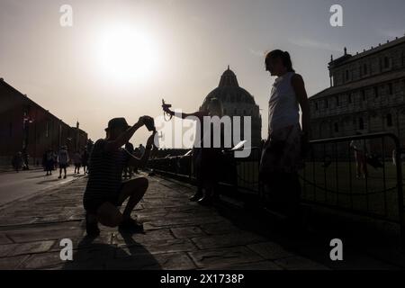 Shilouette von Menschen, die Fotos am Schiefen Turm von Pisa, Italien, machen Stockfoto