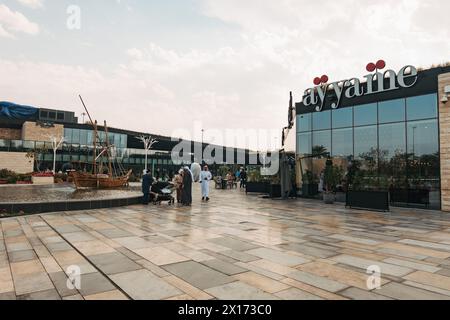 Außerhalb des Ayyame Cafés und Restaurants im Al Shaheed Park, Kuwait City Stockfoto