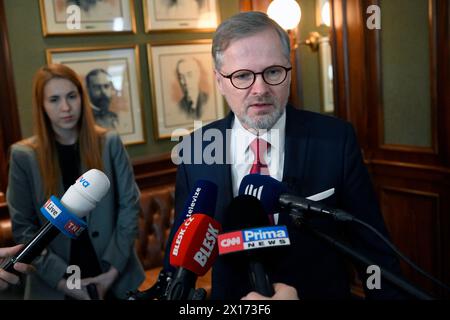 Washington, Usa. April 2024. Der tschechische Premierminister Petr Fiala (ODS) spricht mit Reportern, bevor er das Weiße Haus am 15. April 2024 in Washington besucht. Quelle: Katerina Sulova/CTK Photo/Alamy Live News Stockfoto