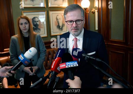 Washington, Usa. April 2024. Der tschechische Premierminister Petr Fiala (ODS) spricht mit Reportern, bevor er das Weiße Haus am 15. April 2024 in Washington besucht. Quelle: Katerina Sulova/CTK Photo/Alamy Live News Stockfoto
