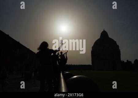 Shilouette von Menschen, die Fotos am Schiefen Turm von Pisa, Italien, machen Stockfoto