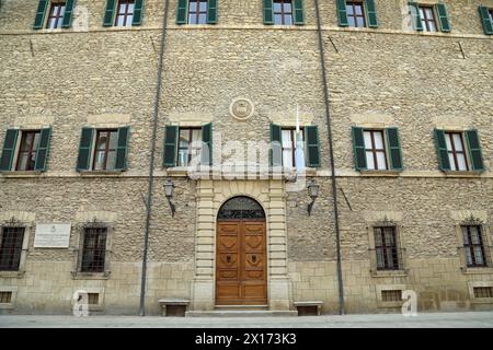 Fassade des Begni House in San Marino mit dem Wappen in einem Medaillon Stockfoto