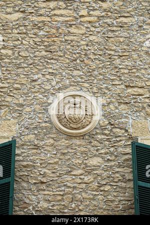 Fassade des Begni House in San Marino mit dem Wappen in einem Medaillon Stockfoto