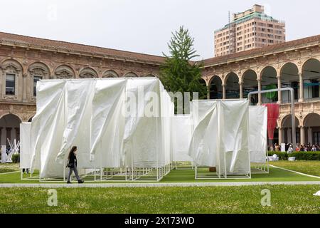 Mailand, Italien. April 2024. Installazione Travelogue on Mountain di Wu bin e W.Design con Yardcom alla Statale al Fuorisalone Design Week 2024 Cross Vision 70 presso l'Università Statale di Milano - Cronaca - Milano, Italia - Lunedì, 15. April 2024 (Foto Stefano Porta/LaPresse) Installation auf der Fuorisalone Design Week 2024 Cross Vision 70 an der Statale University of Mailand- News - Mailand, Italien - Montag, 15. April 2024 (Foto Stefano Porta/LaPresse) Credit: LaPresse/Alamy Live News Stockfoto