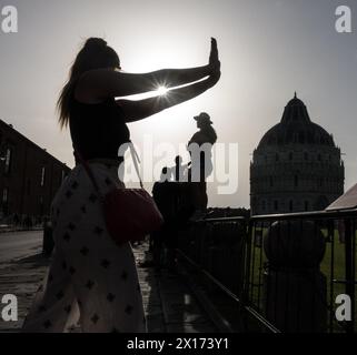 Shilouette von Menschen, die Fotos am Schiefen Turm von Pisa, Italien, machen Stockfoto