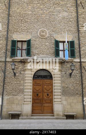 Fassade des Begni House in San Marino mit dem Wappen in einem Medaillon Stockfoto