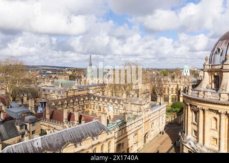 Brasenose College (L), Oxford, England, mit Exeter College im Hintergrund. Die Radcliffe-Kamera ist rechts. Stockfoto