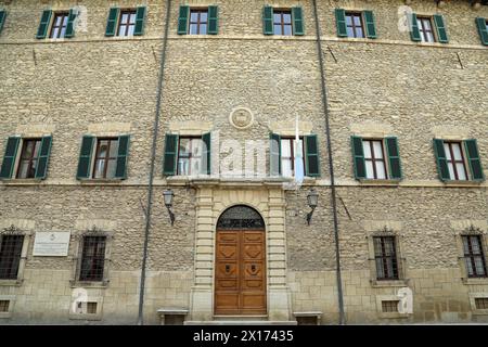 Fassade des Begni House in San Marino mit dem Wappen in einem Medaillon Stockfoto