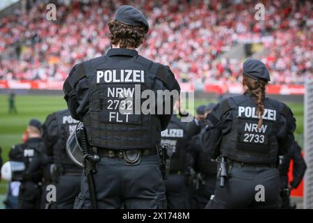 07.04.2024, Essen, Fußball, bwin 3. Liga Herren, Stadion an der Hafenstraße, 32. Spieltag Saison 2023 2024, Rot-Weiss Essen MSV Duisburg: Großaufgebot der Polizei beim Hochrisikospiel Revierderby. Die Polizisten sind in Bereitschaft. Hundertschaft Bereitschaftsdienst Polizist Polizeieinsatz Symbolbild DFB-Vorschriften verbieten jede Verwendung von Fotografien als Bildsequenzen und/oder Quasi-Video. Nordrhein-Westfalen Deutschland *** 07 04 2024, Essen, Fußball, bwin 3 Liga Herren, Stadion an der Hafenstraße, 32 Spielsaison 2023 2024, Rot Weiss Essen MSV Duisburg großes Polizeikontingent auf der Hochsaison Stockfoto