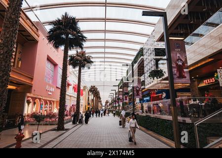 Eine ruhigere Straße in den Avenues, dem größten Einkaufszentrum in Kuwait Stockfoto