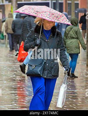 Glasgow, Schottland, Großbritannien. 15. April 2024: Wetter in Großbritannien: Nass und windig in der Stadt, während die Menschen auf der Buchanan Street, der Einkaufshauptstadt und der stilvollen Meile Schottlands, kämpften. Credit Gerard Ferry/Alamy Live News Stockfoto