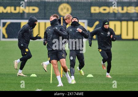 Dortmund, Deutschland. April 2024. Fußball: Champions League, vor dem zweiten Viertelfinale zwischen Borussia Dortmund und Atlético Madrid. Dortmunder Jadon Sancho, Niclas Füllkrug, Julian Brandt, Marcel Sabitzer und Marco Reus (von links) nehmen an der Ausbildung Teil. Quelle: Bernd Thissen/dpa/Alamy Live News Stockfoto