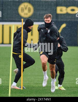 Dortmund, Deutschland. April 2024. Fußball: Champions League, vor dem zweiten Viertelfinale zwischen Borussia Dortmund und Atlético Madrid. Dortmunder Marco Reus (l) und Niclas Füllkrug nehmen an der Ausbildung Teil. Quelle: Bernd Thissen/dpa/Alamy Live News Stockfoto