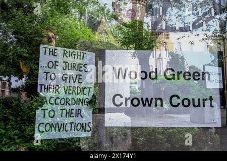 London, Großbritannien, Großbritannien. April 2024. Wood Green Crown Court, London, UK, 15. April 2024. Verteidigen Sie unsere Juryaktivisten am Londoner Wood Green Crown Court, halten Sie Zitate aus dem Gesetzbuch, die auf das Recht hinweisen, von einer Jury von Gleichaltrigen angeklagt zu werden. "lebenswichtiger Schutz vor Machtmissbrauch, der auf die Magna Charta zurückgeht." Sie unterstützen einen der ersten betroffenen Bürger, der am 18. April 2024 vor einem Gerichtshof ein solches Zeichen hielt, Trudi Warner. Sie steht diese Woche vor Gericht. Aktivisten erklären: „Wir teilen öffentlich zugängliche Informationen mit Th Stockfoto