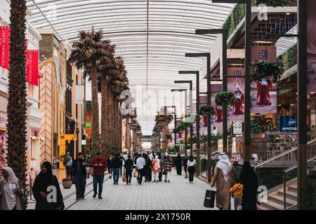 Palmen säumen eine geschäftige Straße in den Avenues, dem größten Einkaufszentrum in Kuwait Stockfoto