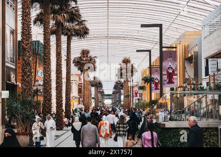 Palmen säumen eine geschäftige Straße in den Avenues, dem größten Einkaufszentrum in Kuwait Stockfoto