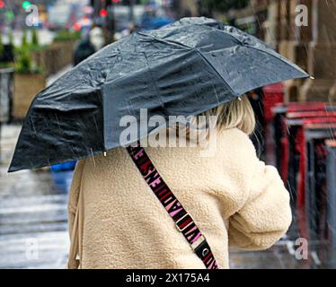 Glasgow, Schottland, Großbritannien. 15. April 2024: Wetter in Großbritannien: Nass und windig in der Stadt, während die Menschen auf der Buchanan Street, der Einkaufshauptstadt und der stilvollen Meile Schottlands, kämpften. Credit Gerard Ferry/Alamy Live News Stockfoto