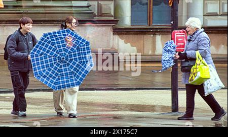 Glasgow, Schottland, Großbritannien. 15. April 2024: Wetter in Großbritannien: Nass und windig in der Stadt, während die Menschen auf der Buchanan Street, der Einkaufshauptstadt und der stilvollen Meile Schottlands, kämpften. Credit Gerard Ferry/Alamy Live News Stockfoto