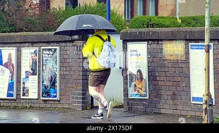 Glasgow, Schottland, Großbritannien. 15. April 2024: Wetter in Großbritannien: Nass und windig in der Stadt, während die Menschen auf der Buchanan Street, der Einkaufshauptstadt und der stilvollen Meile Schottlands, kämpften. Credit Gerard Ferry/Alamy Live News Stockfoto