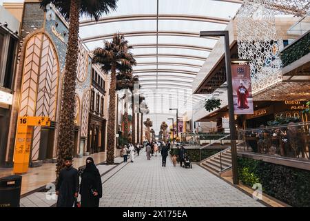 Palmen säumen eine geschäftige Straße in den Avenues, dem größten Einkaufszentrum in Kuwait Stockfoto