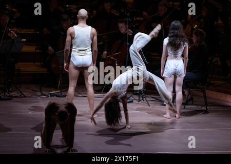 © Laurent Paillier/Le Pictorium/MAXPPP - Paris 12/04/2024 Laurent Paillier/Le Pictorium - 12/04/2024 - France/Paris - NOTRE SACRE Blanca Li, Mise en Scene, Choregraphie Compagnie Blanca Li Abd al Malik, Mise en Recit, Rap, Slam, Gesang Bilal, Creation Sonore, Machines David Grimal, Violonsolo Igor Stravinski Le Sacre du printemps Blanca Li, Mise en Scene, Choregraphie David Grimal, Violon, Direction musicale Les Dissonances Compagnie Blanca Li CFA Pietragalla-Derouault CFA Danse Chant Comedie Carco, Creation Images Laurent Mercier, Kostüme Pascal Laajili, cr Stockfoto