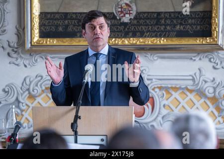 15. April 2024, Rheinland-Pfalz, Trier: Francesco Loberg, Direktor der Wissenschaftlichen Biblioteca und des Stadtarchivs Trier, spricht bei der feierlichen Verleihung des UNESCO-Weltdokumentarerbepreises für die Werke der Hofschule Karls des Großen mit den Trierer Ada-Evangelien. Die Trierer Ada-Evangelien sind das Hauptwerk von insgesamt zehn Handschriften aus der Hofschule Karls des Großen, die zum UNESCO-Weltkulturerbe erklärt wurden. Der Präsident der Deutschen UNESCO-Kommission überreichte die Inschrift der Stadt Trier und Vertretern aus Paris, London, Wien, BU Stockfoto