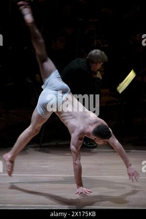 © Laurent Paillier/Le Pictorium/MAXPPP - Paris 12/04/2024 Laurent Paillier/Le Pictorium - 12/04/2024 - France/Paris - NOTRE SACRE Blanca Li, Mise en Scene, Choregraphie Compagnie Blanca Li Abd al Malik, Mise en Recit, Rap, Slam, Gesang Bilal, Creation Sonore, Machines David Grimal, Violonsolo Igor Stravinski Le Sacre du printemps Blanca Li, Mise en Scene, Choregraphie David Grimal, Violon, Direction musicale Les Dissonances Compagnie Blanca Li CFA Pietragalla-Derouault CFA Danse Chant Comedie Carco, Creation Images Laurent Mercier, Kostüme Pascal Laajili, cr Stockfoto