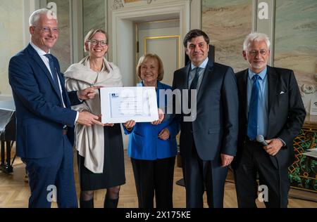 15. April 2024, Rheinland-Pfalz, Trier: Triers Oberbürgermeister Wolfram Leibe (l-r) verleiht den UNESCO-Weltdokumentarerbepreis für die Werke der Hofschule Karls des Großen mit den Trierer Ada-Evangelien in Anwesenheit von Simone Schneider, Staatssekretärin für das Innere Rheinland-Pfalz, Maria Böhmer, Präsident der deutschen UNESO-Kommission, Francesco Roberg, Direktor des Stadtarchivs Trier, und Konrad Elmshäuser, stellvertretender Vorsitzender des Deutschen Nominierungskomitees für das Weltdokumentarerbe. Die Trierer Ada-Evangelien sind das Hauptwerk von insgesamt zehn Handschriften aus dem Stockfoto